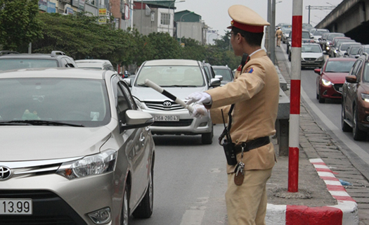 Tách Luật Giao thông đường bộ: Băn khoăn cơ quan công an vừa cấp phép vừa xử phạt